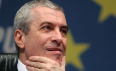 Tăriceanu a votat în 1991 împotriva proiectului Constituției. Asta nu-l împiedică în 2017 să stea toată ziua cu Legea Fundamentală în gură
