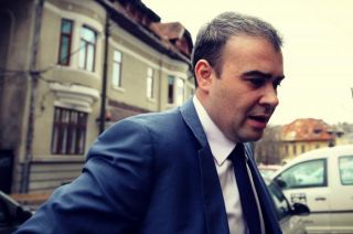 Darius Vâlcov acuză: Pe lângă postarea de pe Facebook cu sandilăul ăla, mi-au mai dispărut tranzistorul și Tonitza