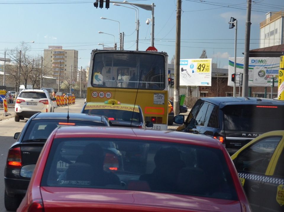 Metamorfoza în românism II. Gunoiul și traficul