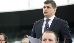 SURSE. Cum a fost denunțat Laurențiu Rebega. Europarlamentarul este trimis în judecată pentru fraudarea fondurilor comunitare. „Să trăiți, aici e DNA? Am fraudat fonduri europene și vreau să mă detonez”
