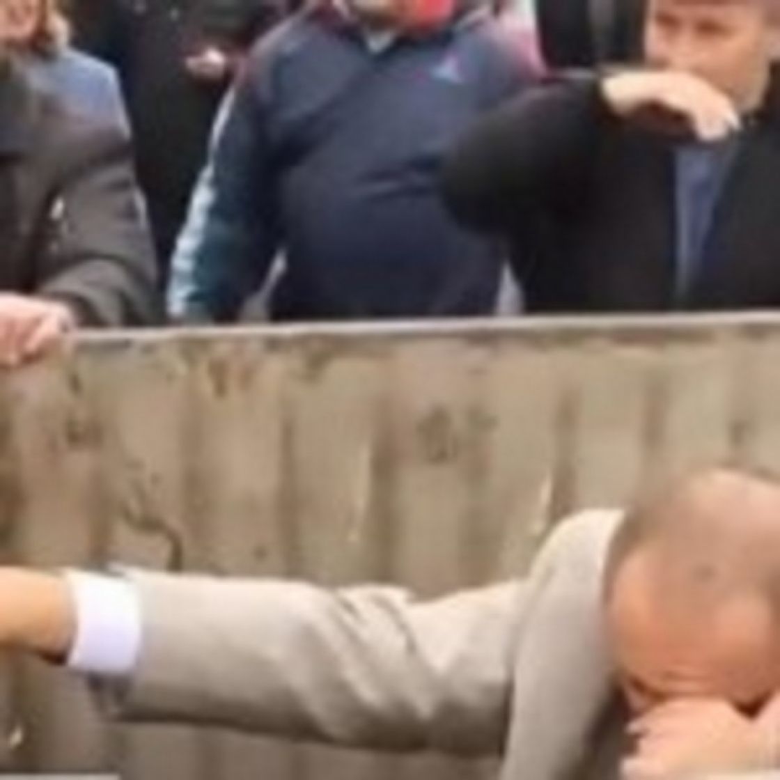 Un deputat prahovean a fost aruncat la ghenă. Vecin: „Nu mai suportam mirosul. Se împuțise de la căldură”