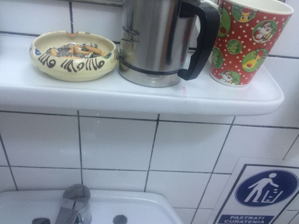 La moment aniversar! Doamna arhitect-șef Cristina Herția împlinește azi un an de când e în Urbanism și trei tone de chiștoace fumate în instituție