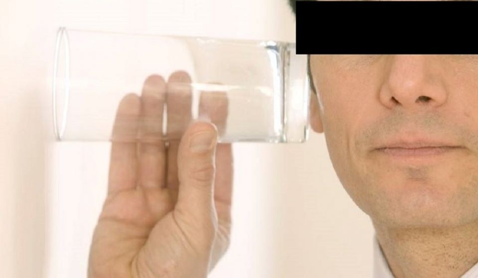 Intervenție ISU la primărie! Pompierii l-au descarcerat pe consilierul Prună, care rămăsese cu urechea lipită de un borcan lipit de perete