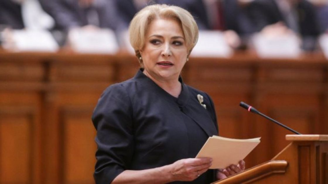 În cadrul unui summit CE, premierul Viorica Dăncilă a ros pupitrul, după ce hârtia cu discursul i-a fost zburată de curent
