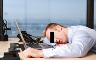 Efectul salariilor imense din Primăria Ploiești: funcționarii se distrează aruncând cu caviar în trecători, după care se culcă la loc