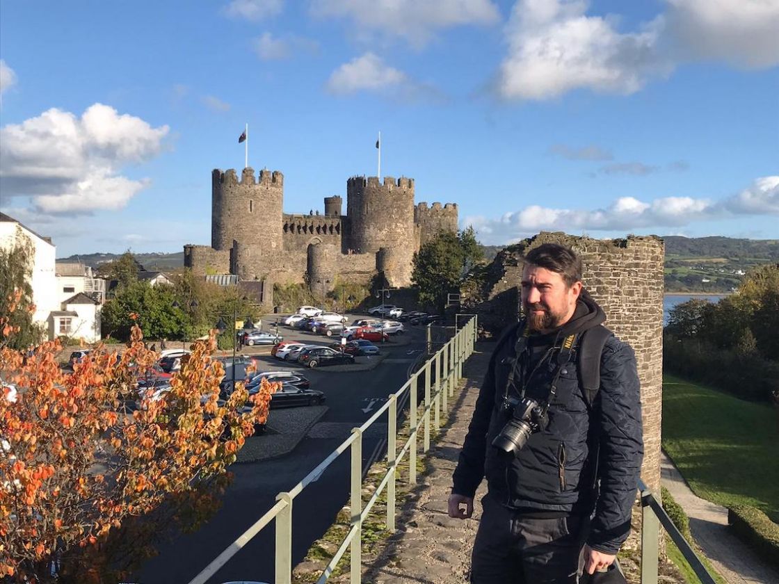 Viața trepidantă a unei primării de municipiu. Personajele sunt fictive, iar uneori inspirate din viaţa reală