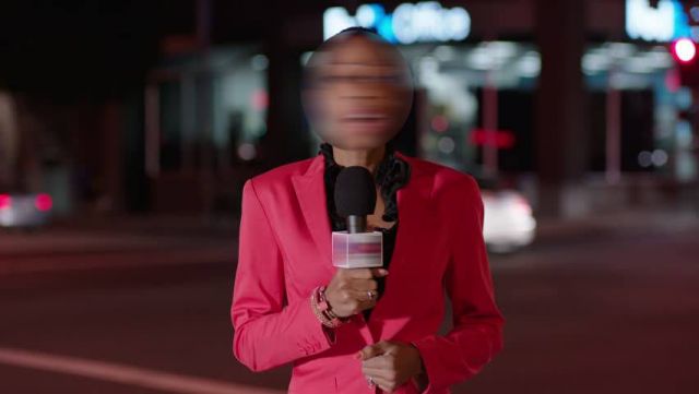 Disperată după exclusivități, o știristă s-a rugat de un cetățean să o violeze puțin, cât să apară în prime-time, să-și ia și ea salariul