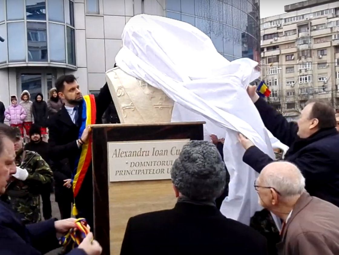 După dezvelire, bustul lui Cuza a plecat într-un control inopinat la Hale