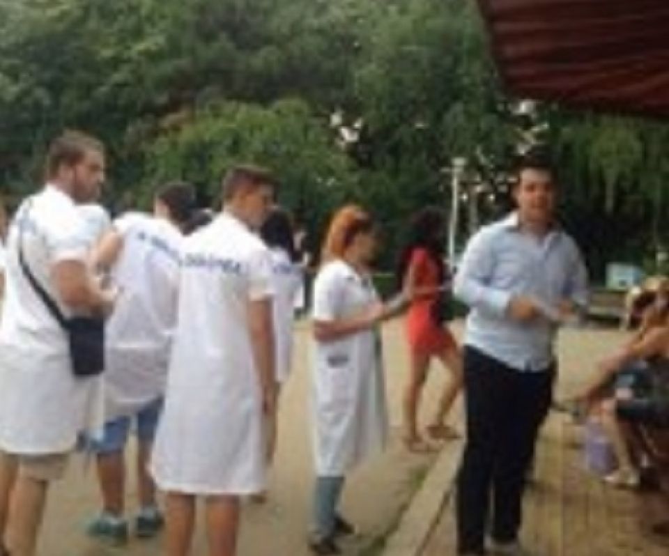 Ăsta da comportament sportiv în politică! Chirurgul Oprea face clisme oamenilor nevinovați, după care îi eliberează!