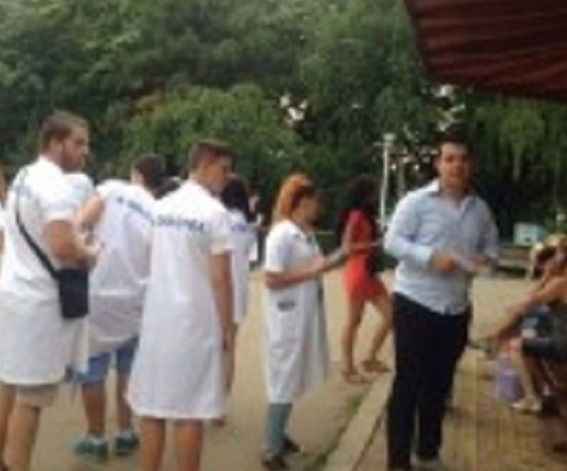 Ăsta da comportament sportiv în politică! Chirurgul Oprea face clisme oamenilor nevinovați, după care îi eliberează!