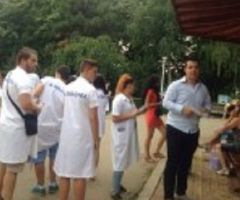 Ăsta da comportament sportiv în politică! Chirurgul Oprea face clisme oamenilor nevinovați, după care îi eliberează!