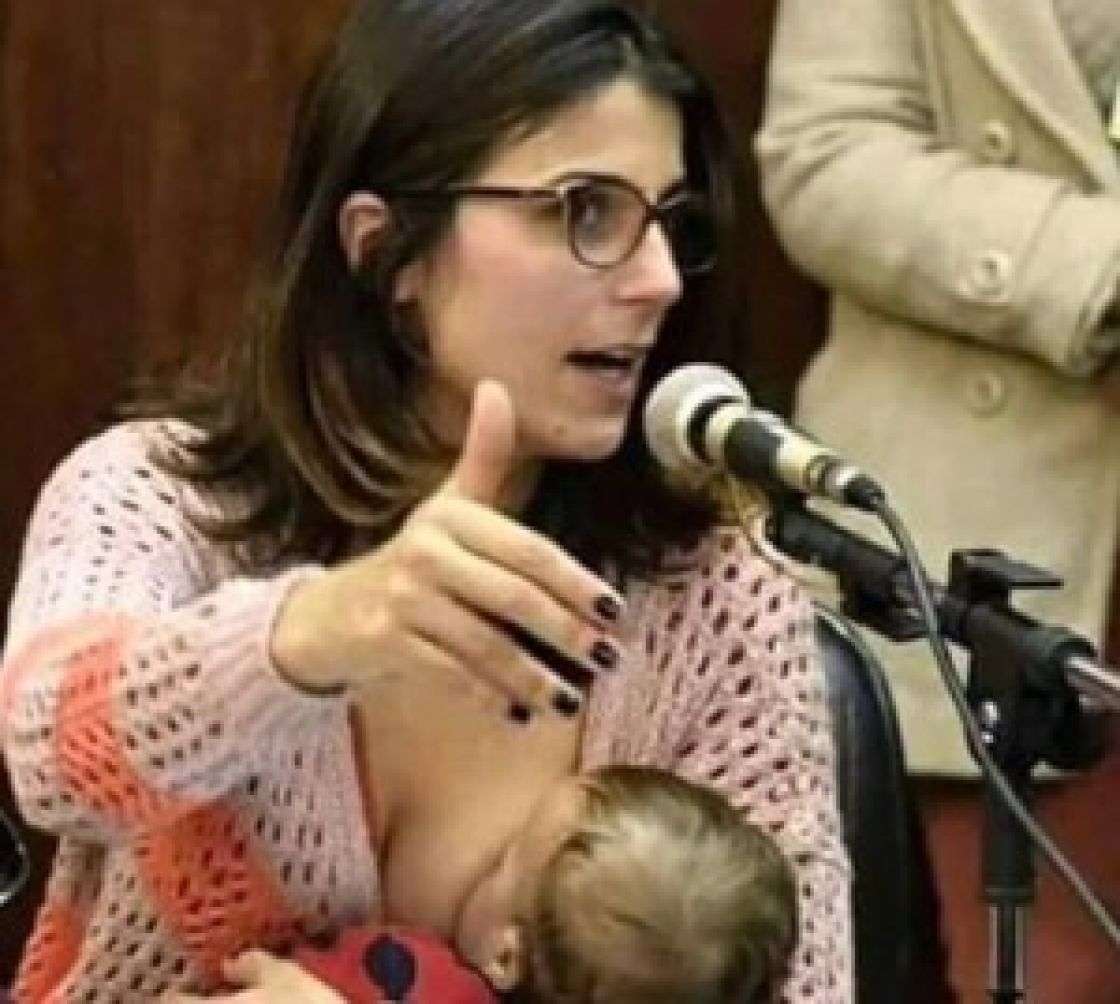 Cu sânii înainte și cu capu-ntre urechi. Nu mai militați pentru tâmpenii!