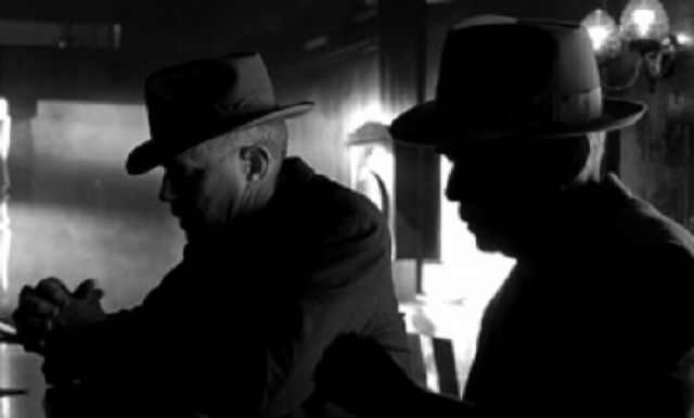 Bruxelles se pregătește să recupereze banii de la Ploiești. Doi domni enigmatici, Igor și Boris, stau de trei zile nemișcați pe banca din fața primăriei