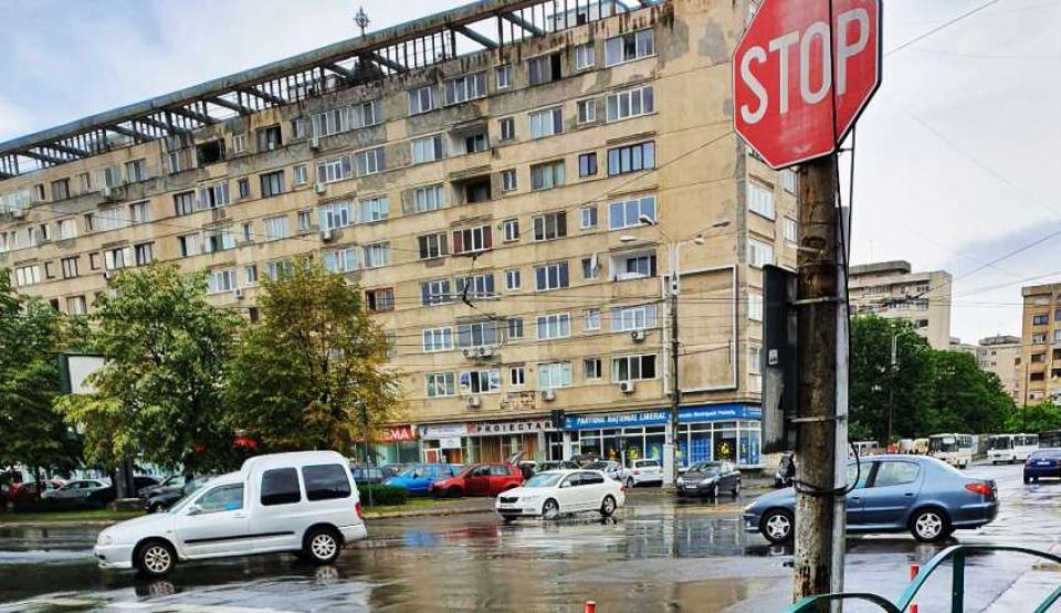 AU SCĂPAT! Locuitorii Blocului 7 Etaje sunt fericiți: Primăria Ploiești vrea să dărâme clădirea accesând fonduri europene
