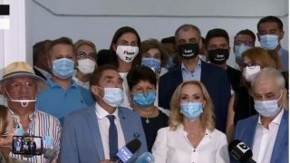 Puloverul fără gât, mâncat de moliile istoriei