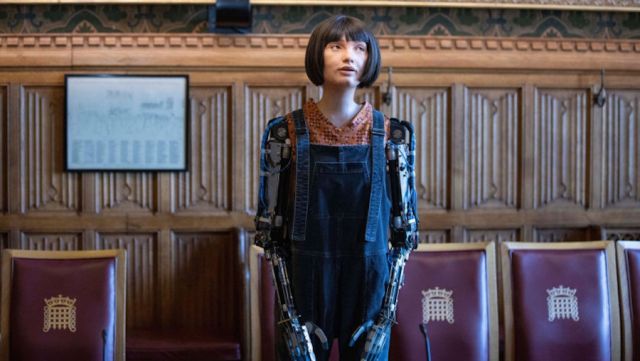 Androidul AI audiat în Camera Lorzilor a vorbit și în Consiliul Local Ploiești: „You people are prea panarame”