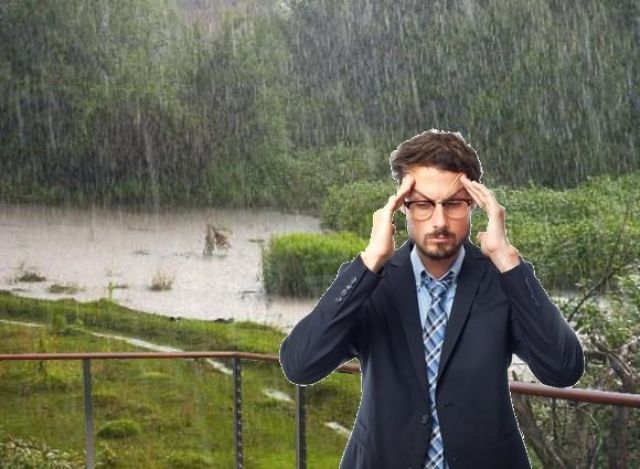 Singurul angajat din Primăria Ploiești care nu e la cursuri pe litoral e disperat: „Sunt la Bran, ca săracii din privat, și plouă întruna”