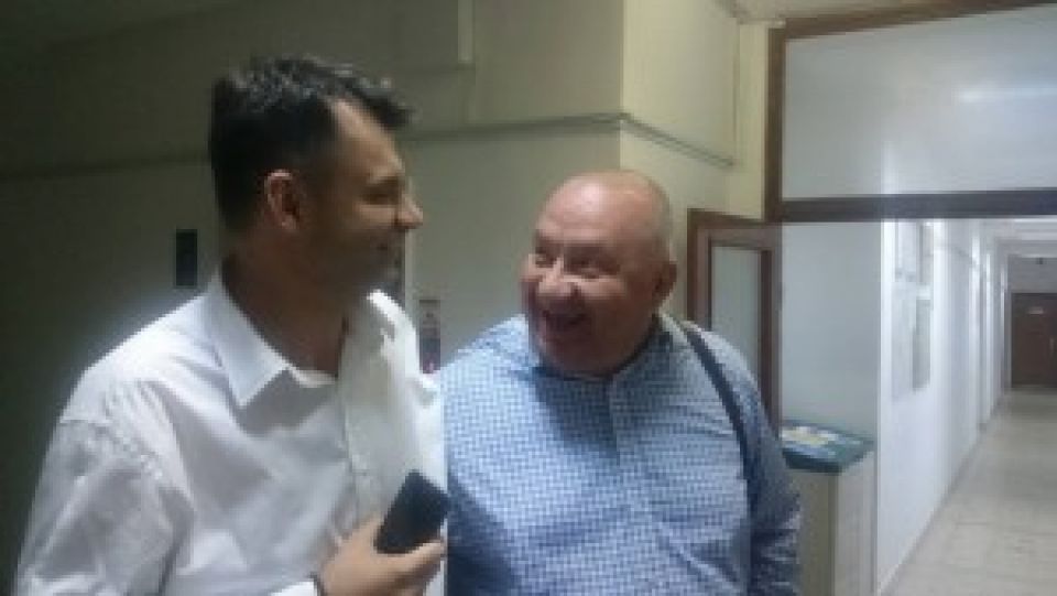 Ploiești, primul incident de campanie: Dobre și Ganea au rămas lipiți cu prenandez, după ce au dat noroc în fața unui panou electoral