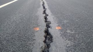 Miracol sau escrocherie? Crăpată la doi ani de la reabilitarea cu fonduri europene, Șoseaua Vestului a început să lăcrimeze