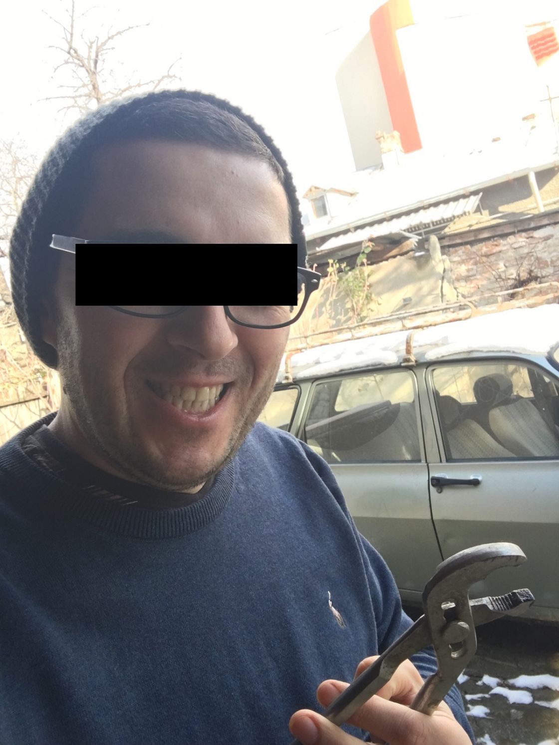 Ce gazde generoase! Un politician plecat cu colindul s-a întors acasă cu 12 oglinzi auto