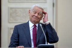 Incident religios la Guvern: Femeia de serviciu l-a lins pe Meleșcanu, crezând că e Cuvioasa Parascheva
