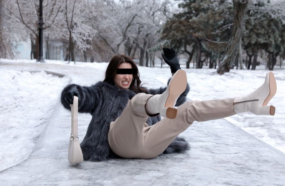 Școala cu piscină din Sinaia e nimic! Ploieștiul are patinoar peste tot!