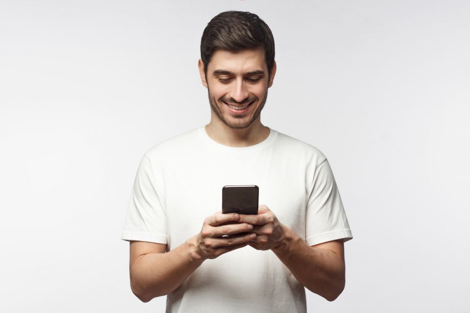 Un ploieștean trimite acum mesajele de Crăciun, fiindcă de sărbători își lasă telefonul la amanet