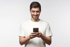 Un ploieștean trimite acum mesajele de Crăciun, fiindcă de sărbători își lasă telefonul la amanet