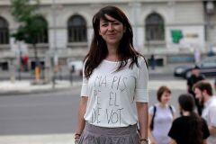 Accident previzibil: Fata care se pișă pe el de vot a fost stropită de jetul maneliștilor lui Bădălău