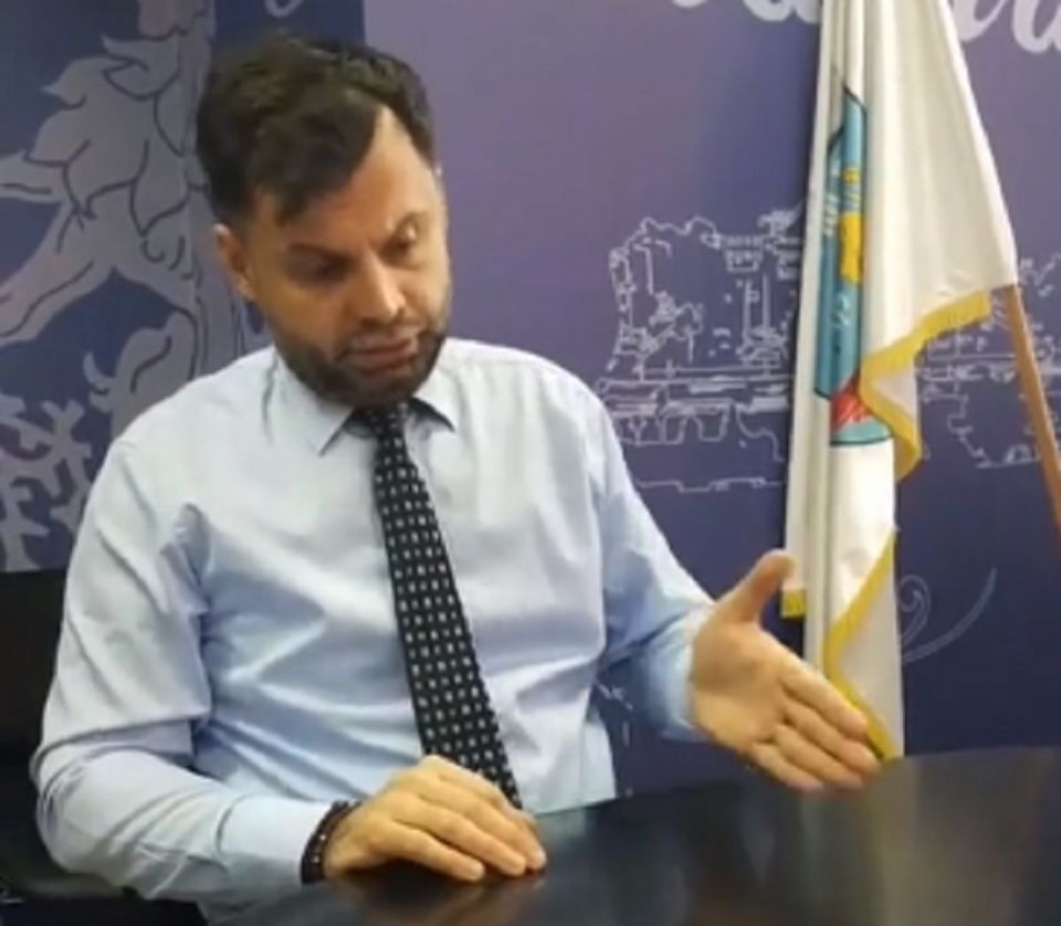 Conflict de muncă în Primăria Ploiești! Femeia de serviciu nu l-a recunoscut pe primarul Dobre și l-a alergat cu mopul