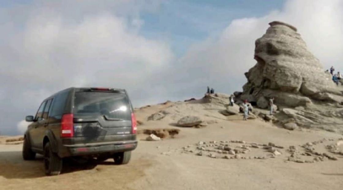 Șoferul urcat la Sfinx e taximetrist: “Ce să fac boss, aici am comandă, probleme?”