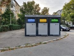 Povestea tomberoanelor colorate aterizate înainte de campanie pe trotuarele Ploieștiului