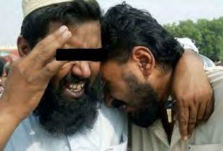 La noi ca la nimeni! Jihadiștii au vrut să lovească Ploieștiul, dar țiganii care vând telefoane în centru le-au furat detonatorul de la vestă