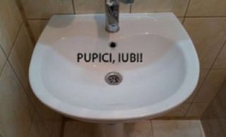 Dovadă emoționantă de iubire: Un ploieștean îi promite soției că de Valentines Day nu se mai pișă în chiuvetă