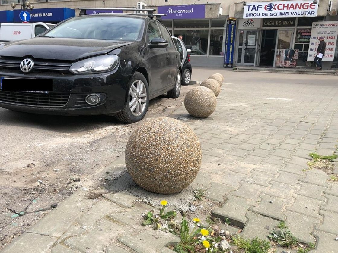 Primăria Ploiești explică montarea haotică a bilelor: „Așa au picat din camion, dracu le mai mișcă”