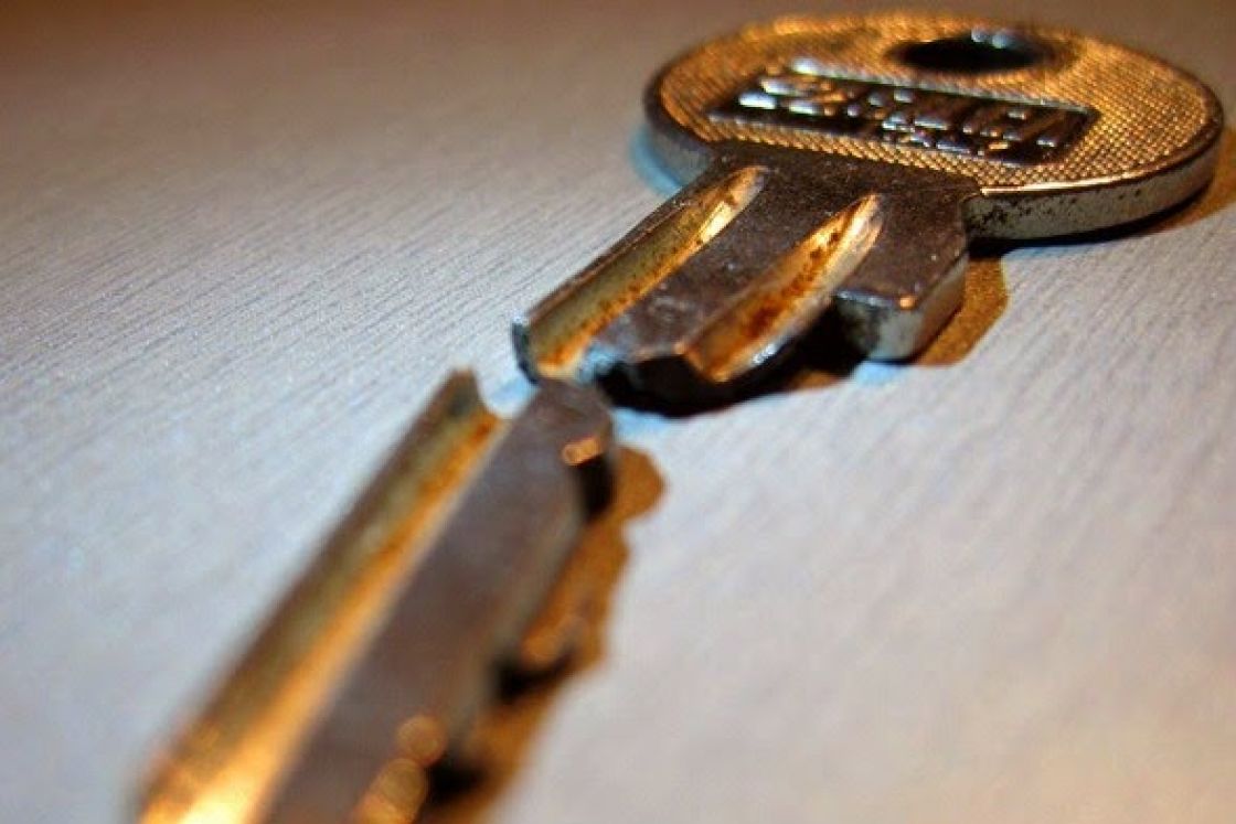 Conspirație sau mister? A reapărut vechea yală la ușa sediului PNL