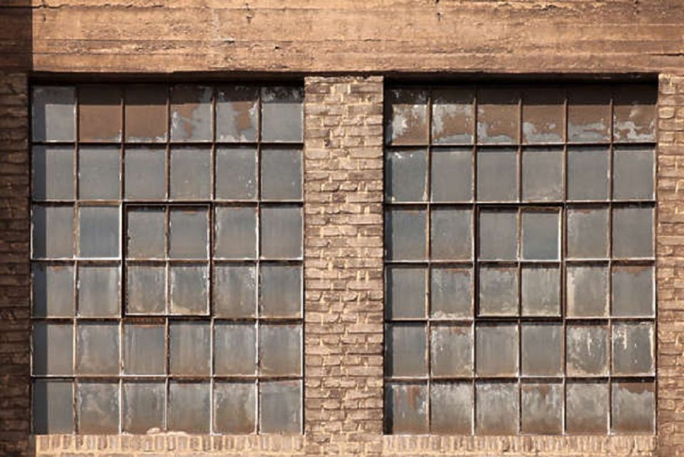 Atentat terorist sau implozie? Ferestrele Antena 3, stropite pe dinăuntru cu căcat după anunțarea rezultatului la referendum