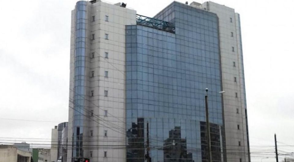 Probleme la mutarea primăriei Ploiești în sediul Petrom: Fantoma lui Liviu Luca ciupește de fund angajatele și fumează în baie